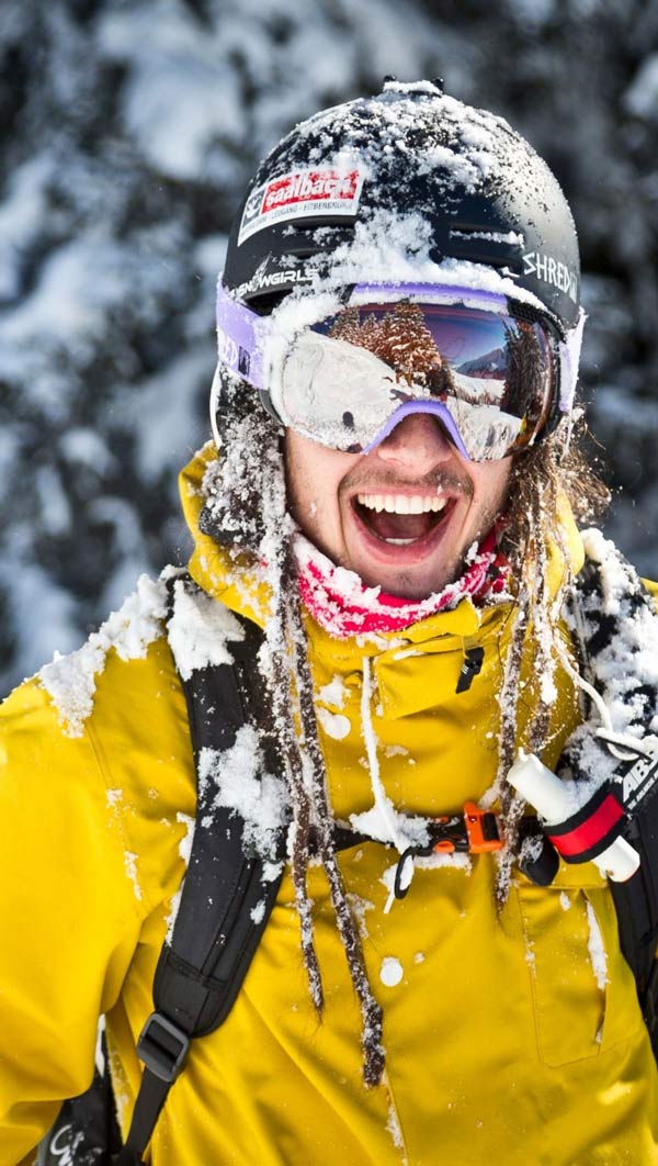 Freerider beim Lachen mit Schnee im Gesicht