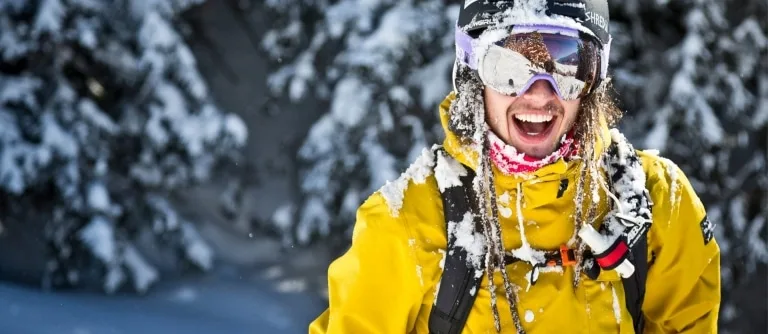 Wintersport Freeride Mann mit Schnee im Gesicht
