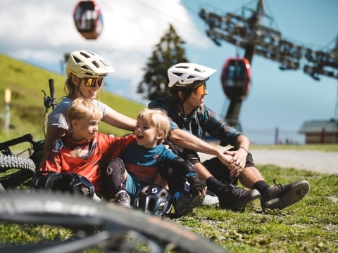 Familie in der Pause vom Biken in Saalbach Hinterglemm