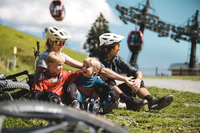 mia-knoll-saalbach-bike-family Familie in der Pause vom Biken in Saalbach Hinterglemm