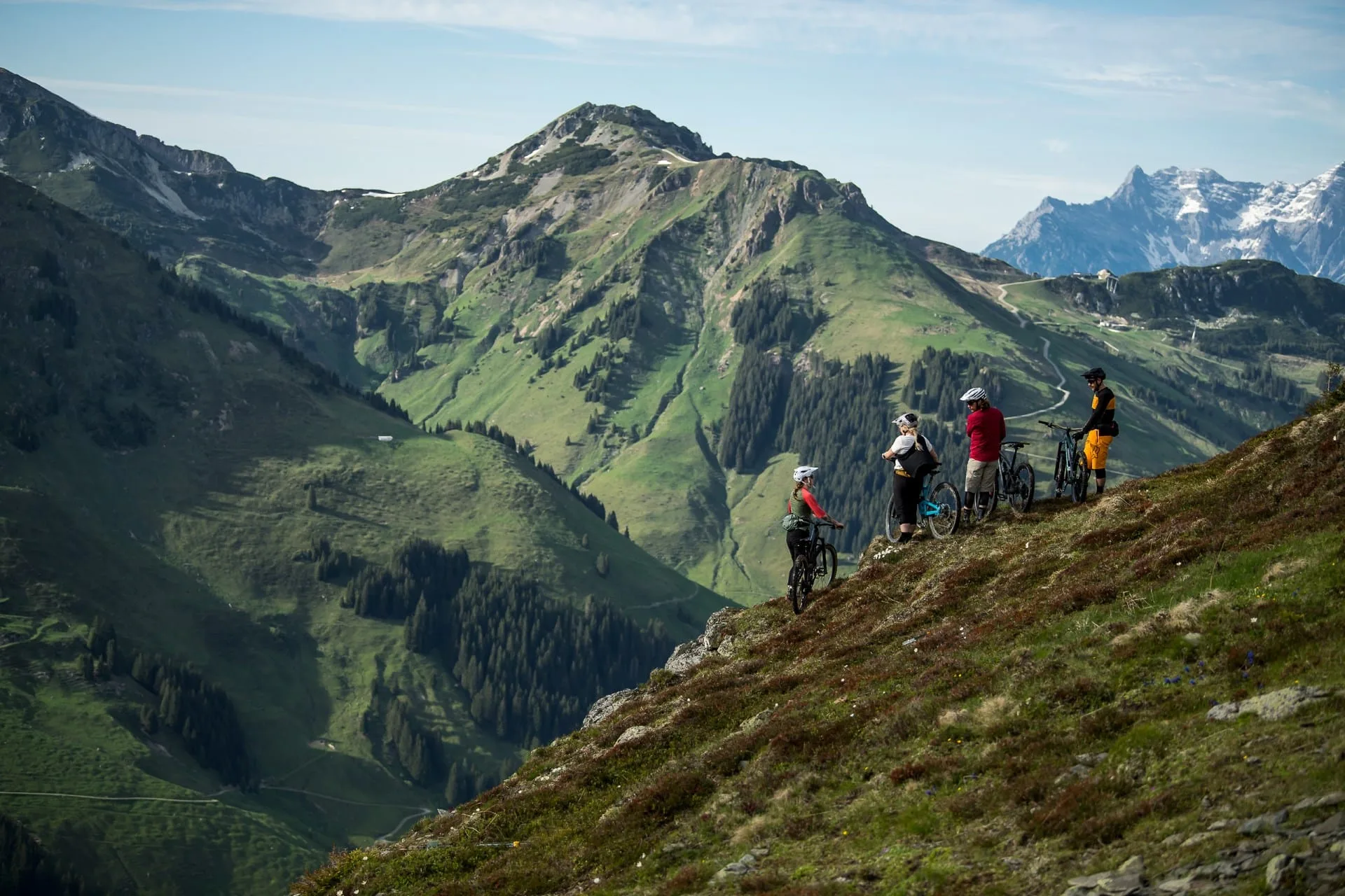9511 4 Biker auf Berg mit Panorama