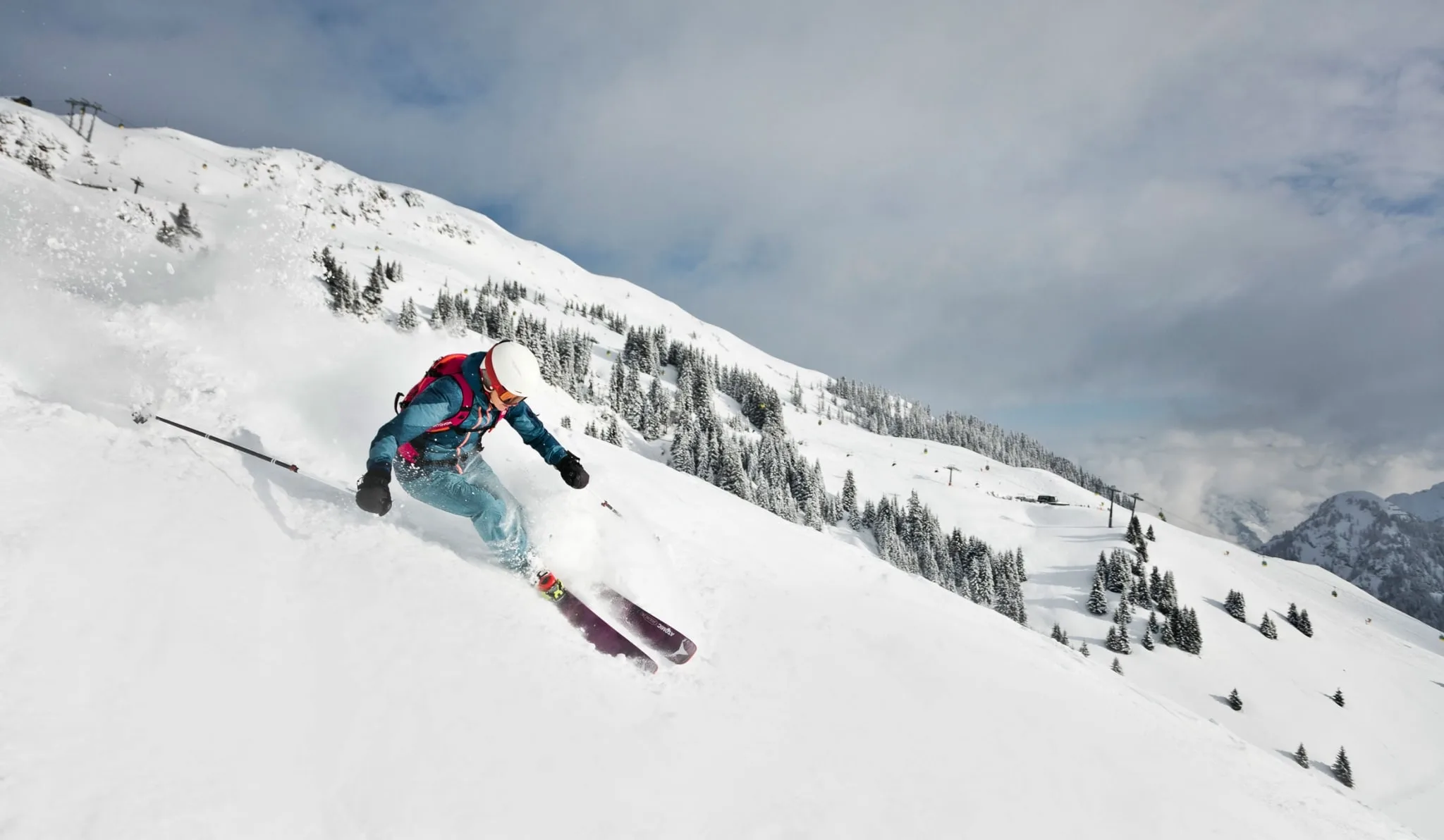 2529 Skifahren auf weißer Piste