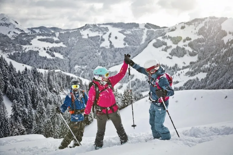 Wintersport in Hinterglemm Wintersportler im tiefen Schnee