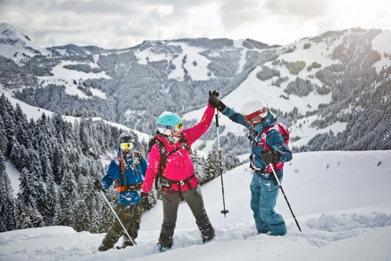 Skitourengeher geben sich High-Five