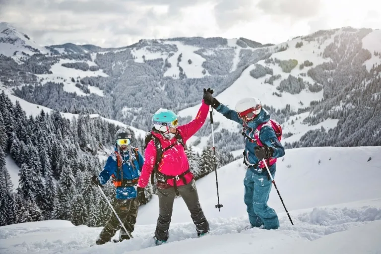 Skitourengeher Skitourengeher geben sich High-Five