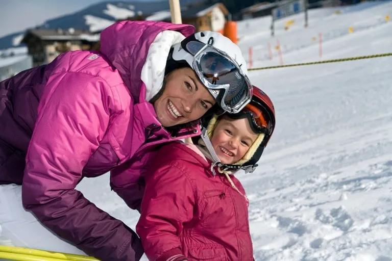Wintersport für Kinder Mutter mit Kind in Skianzug im Winter
