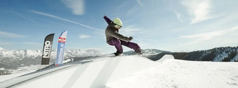 Snowboarden im Winter Snowboarder auf Piste