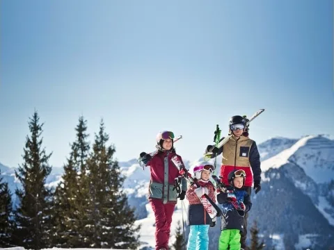 Familie im Skicircus Saalbach Hinterglemm Leogang Fieberbrunn (2) Familie im Skicircus Saalbach Hinterglemm Leogang Fieberbrunn (2)