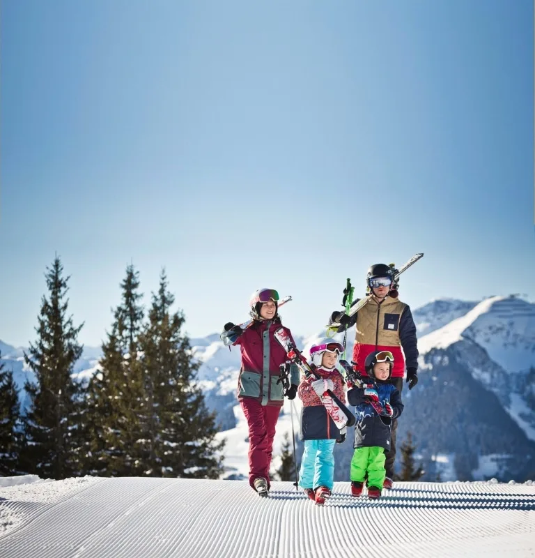 Familie im Skicircus Saalbach Hinterglemm Leogang Fieberbrunn (2) Familie im Skicircus Saalbach Hinterglemm Leogang Fieberbrunn (2)