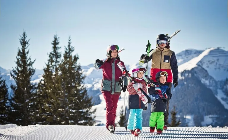Familie im Skicircus Saalbach Hinterglemm Leogang Fieberbrunn (2) Kopie Familie im Skicircus Saalbach Hinterglemm Leogang Fieberbrunn (2) Kopie