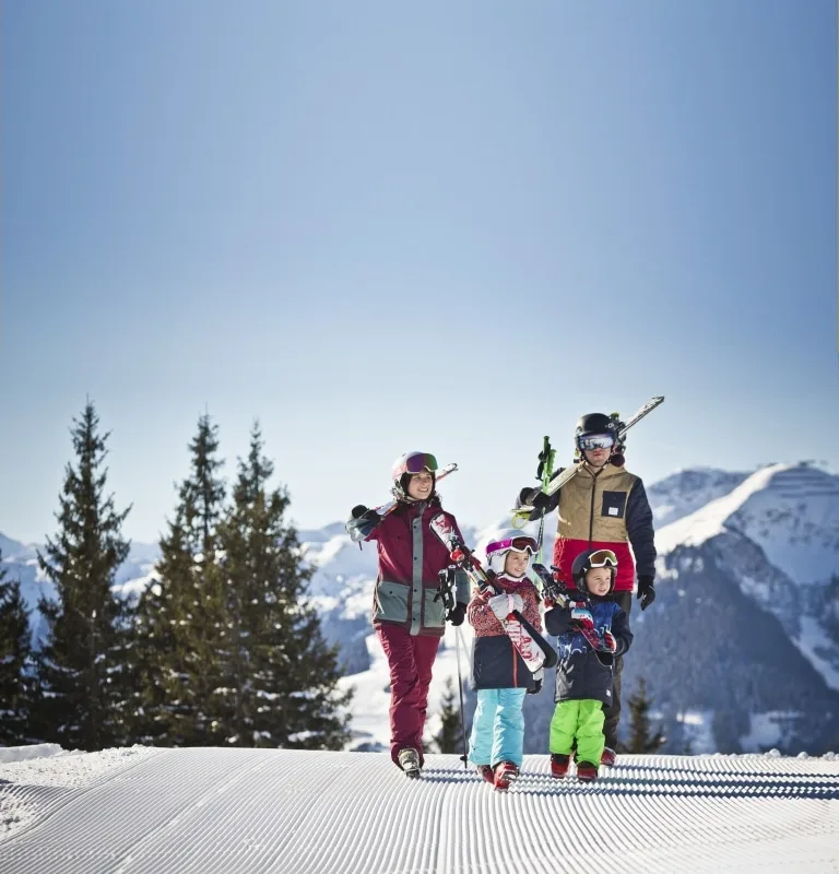 Familie im Skicircus Saalbach Hinterglemm Leogang Fieberbrunn (2) Kopie Familie im Skicircus Saalbach Hinterglemm Leogang Fieberbrunn (2) Kopie