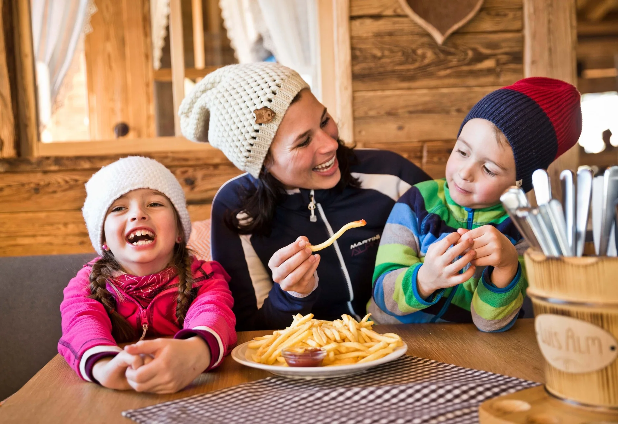 Familie im Skicircus Saalbach Hinterglemm Leogang Fieberbrunn Familie im Skicircus Saalbach Hinterglemm Leogang Fieberbrunn