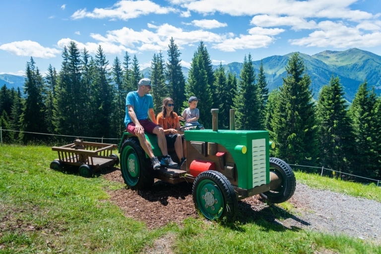 Familie bei Traktorfahrt