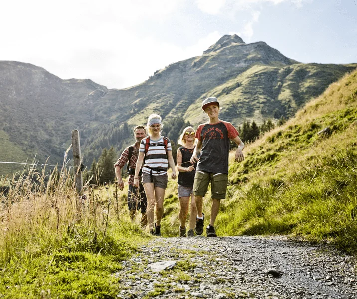Familienwandern Familie lachend auf Wanderweg