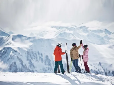 Freeride 3 Skifahrer vor Bergpanorama
