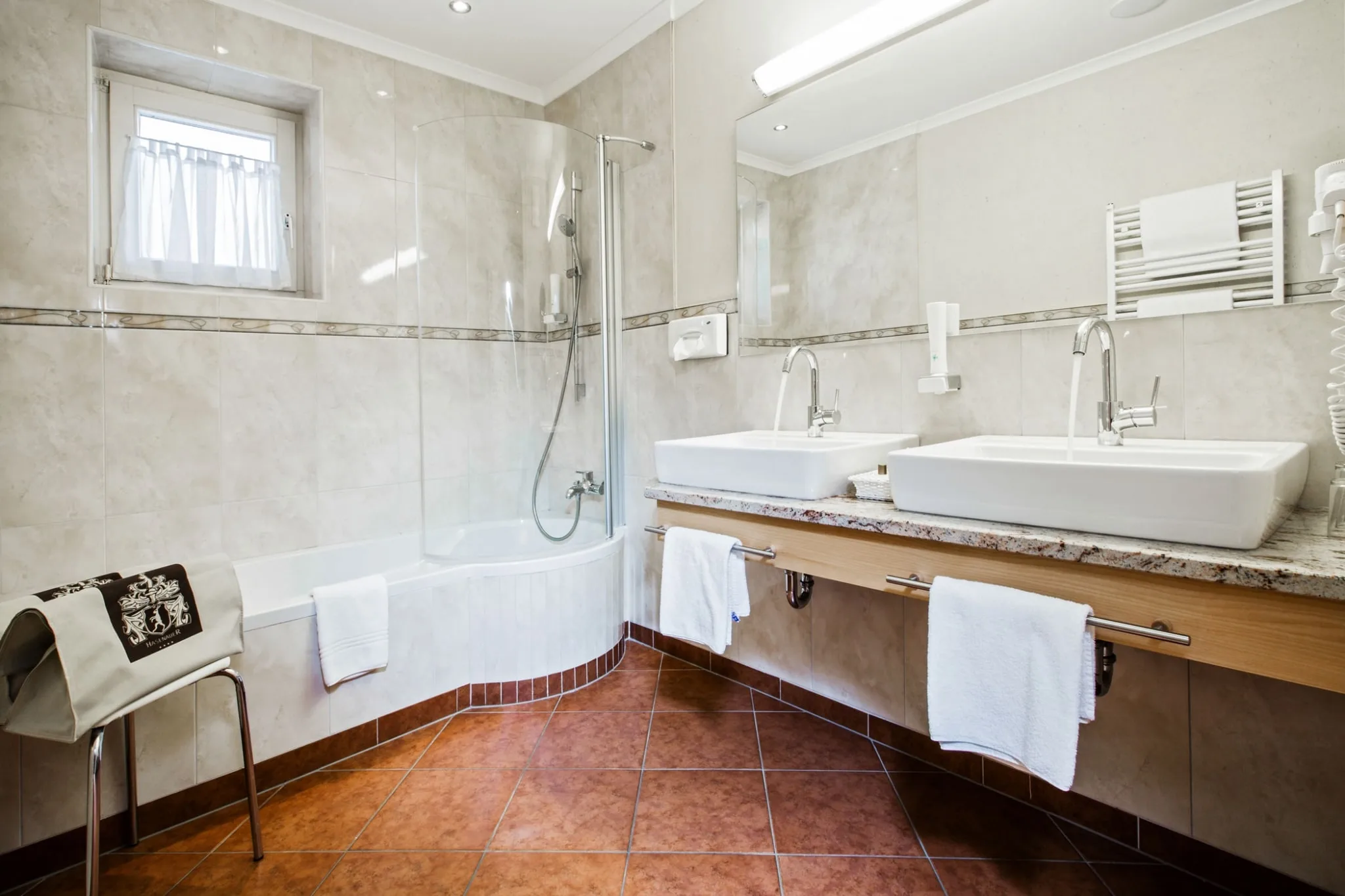 2476 Badezimmer mit Wanne