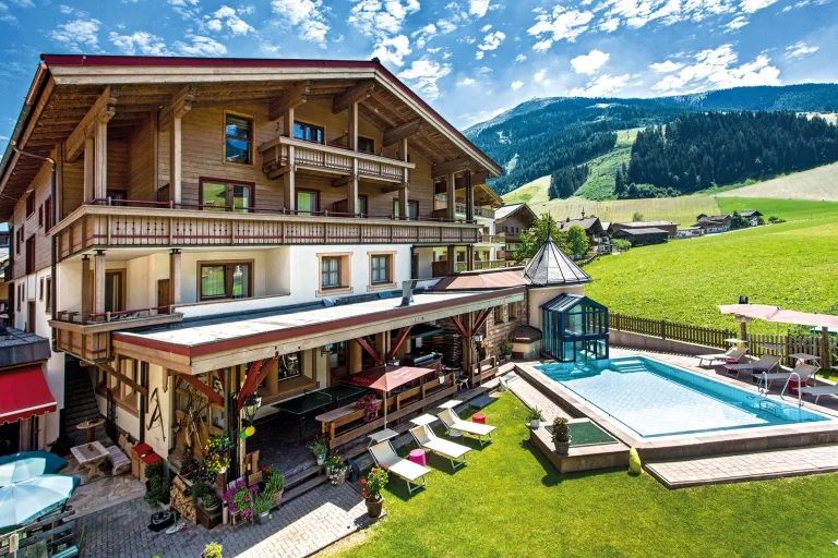 Hotel Hasenauer Außenansicht mit Sommer mit Pool Hotel Hasenauer Außenansicht mit Sommer mit Pool