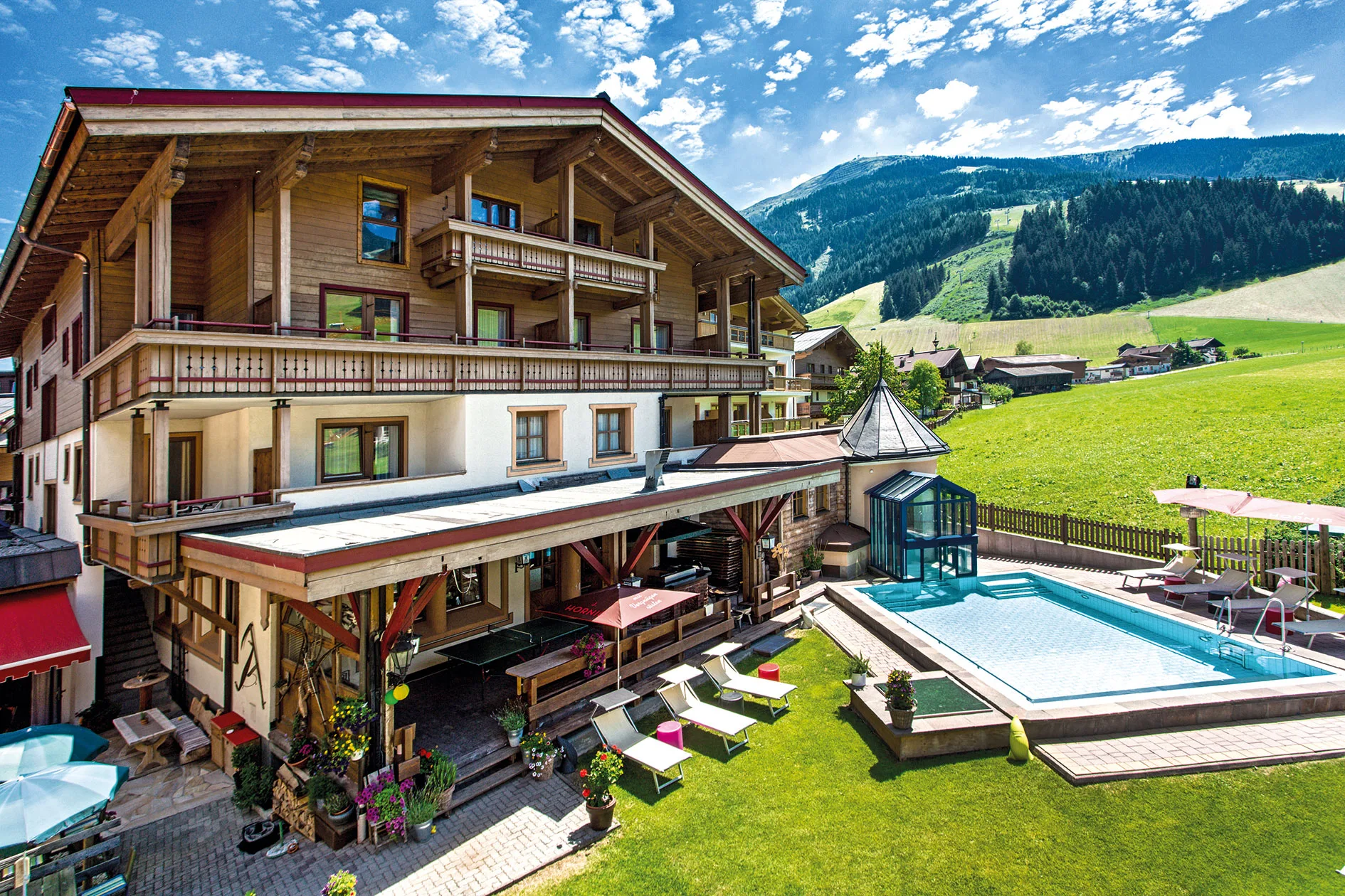 2461 Hotel Hasenauer Außenansicht mit Sommer mit Pool