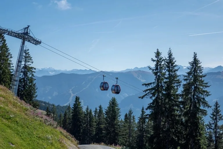Seilbahn vor Bergpanorama Sommer Seilbahn vor Bergpanorama Sommer