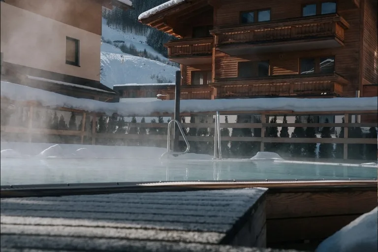 pool-winter Außenpool im Winte rim Hotel Hasenauer