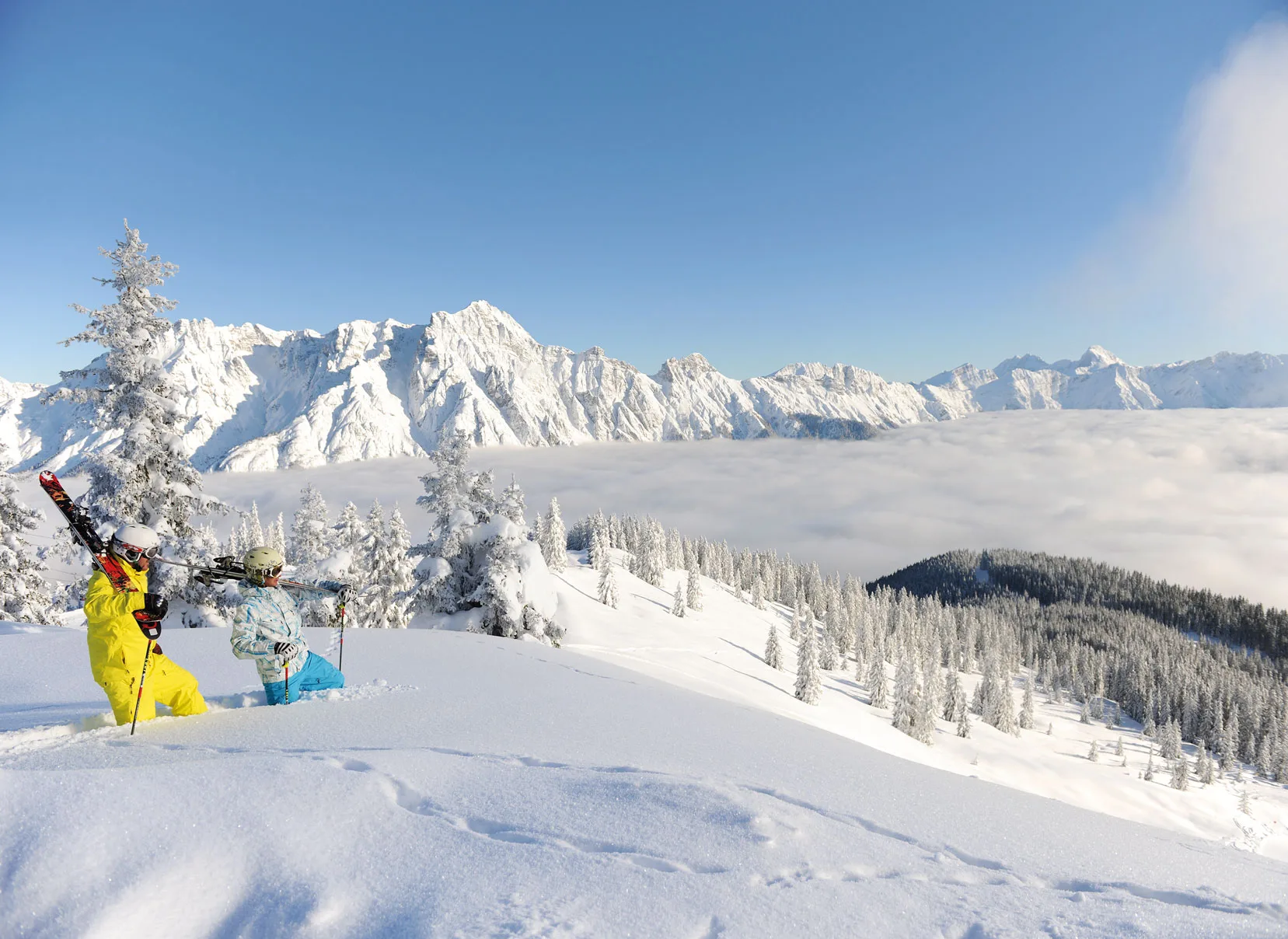 2517 Paar wandern mit Ski auf den Schultern durch Tiefschnee
