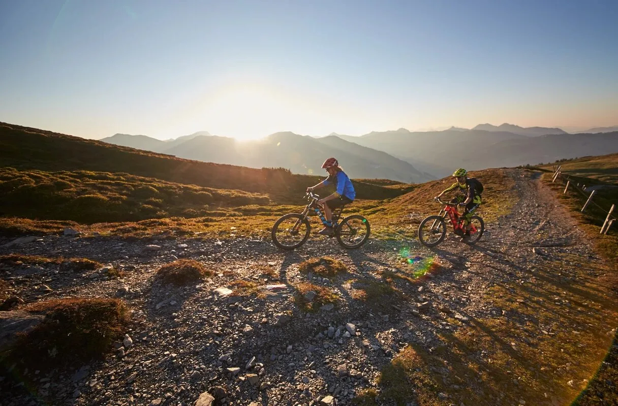 3202 2 E-Biker auf Bergweg