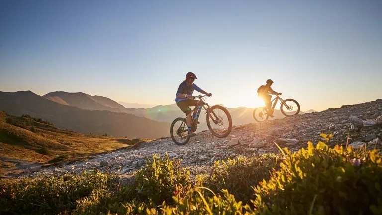E-Biking im Sommer in Saalbach 2 E-Biker auf Bergweg