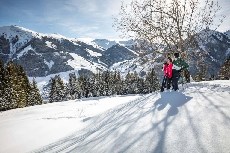 Scheeschuh und Wandern ©MirjaGeh Paar macht Schneeschuhwanderung