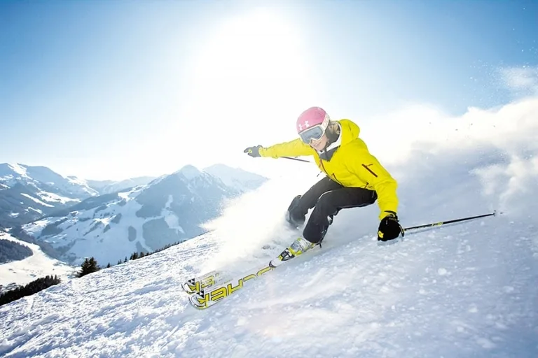 Schneestern Frau fährt auf Skiern Hand hinunter