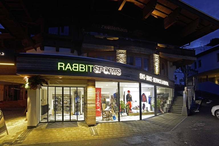 Sillaber Rabbit Shop bei Nacht von Außen