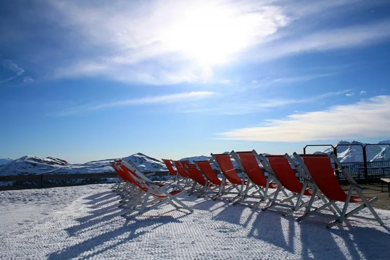 Skitraum Schneeterrasse mit Liegestühlen