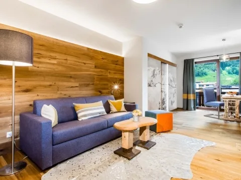 Tristkogel Wohnraum Tristkogel Wohnraum mit blauem Sofa und Schreibtisch