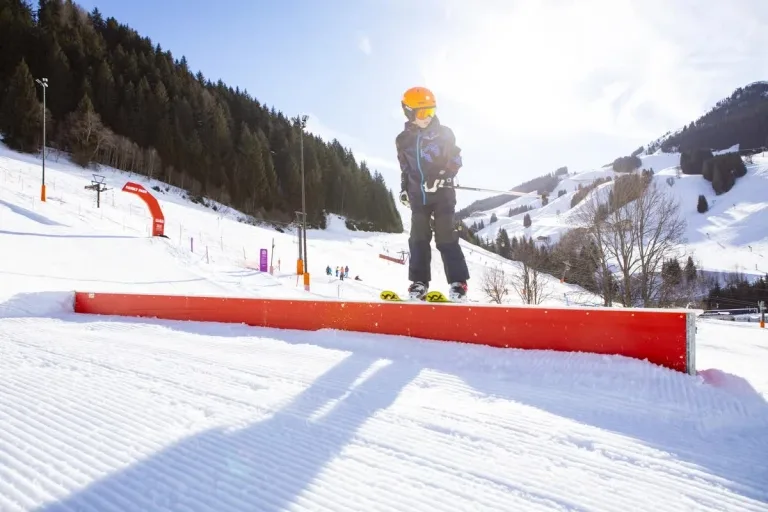 Winter-Familypark Funslope Junge beim Skifahren im Familypark Funslope