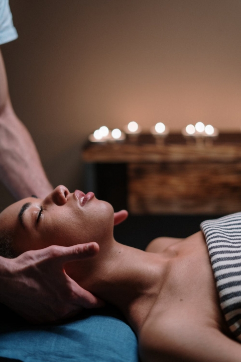 Entspannende Nackenmassage Frau bekommt Nackenmassage