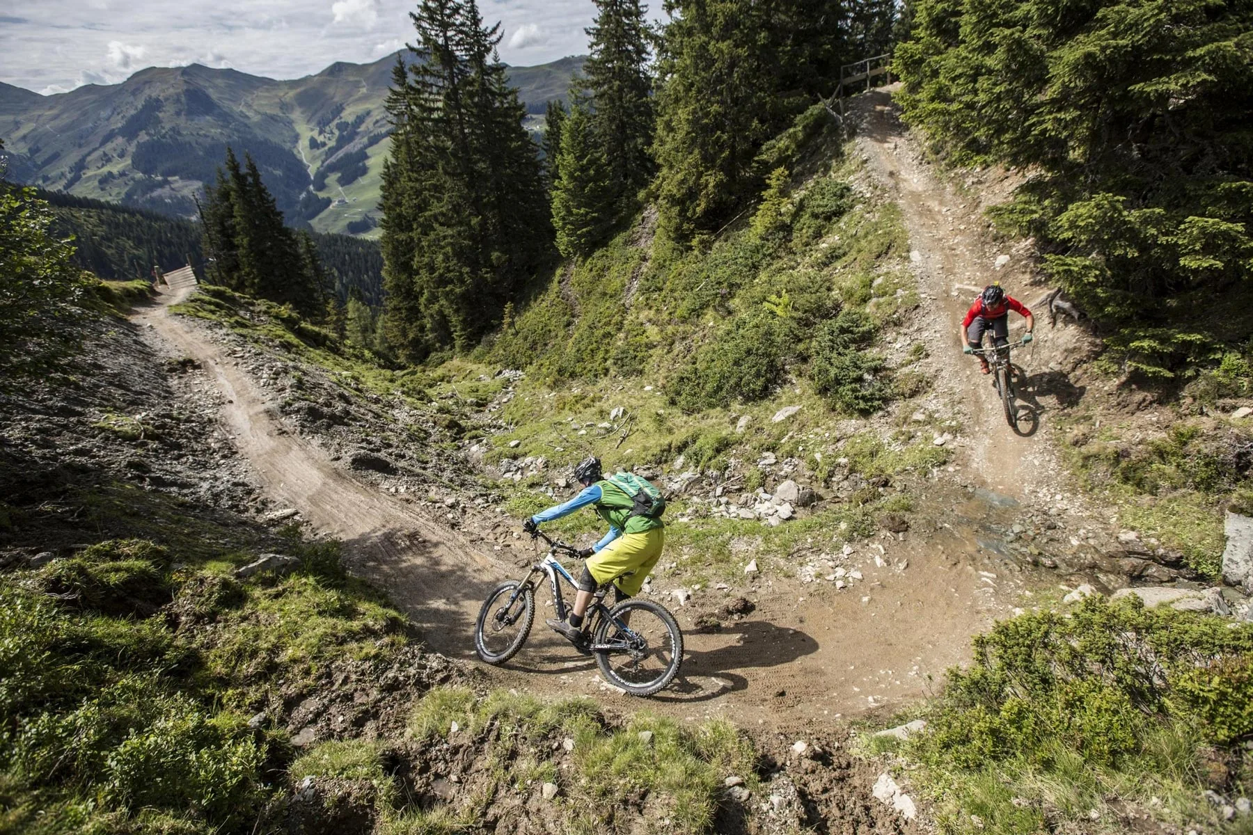 Saalbach Buckettrail by Michiel Rotgans 2 Mountainbiker fahren über Buckettrail