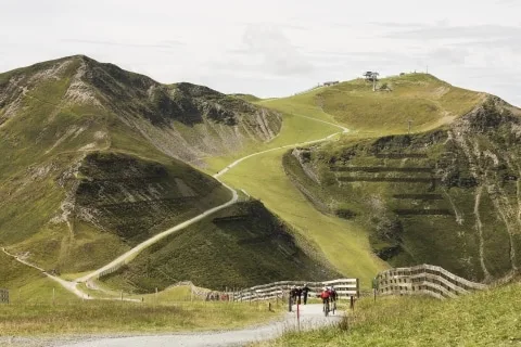 Saalbach Buckettrail by Michiel Rotgans Radfahrer fahren Buckettrail entlang