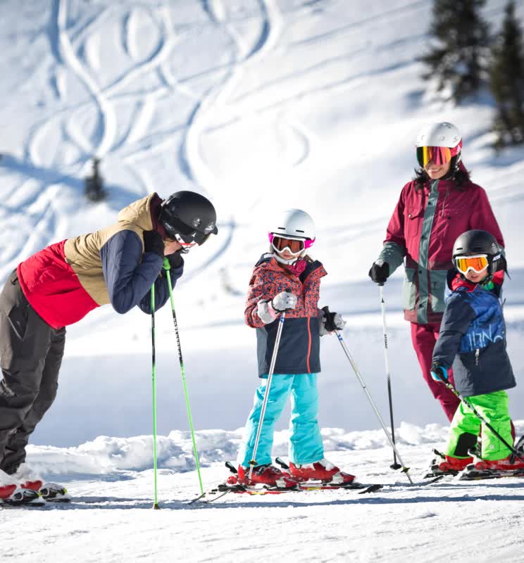 Familie beim Skiausflug