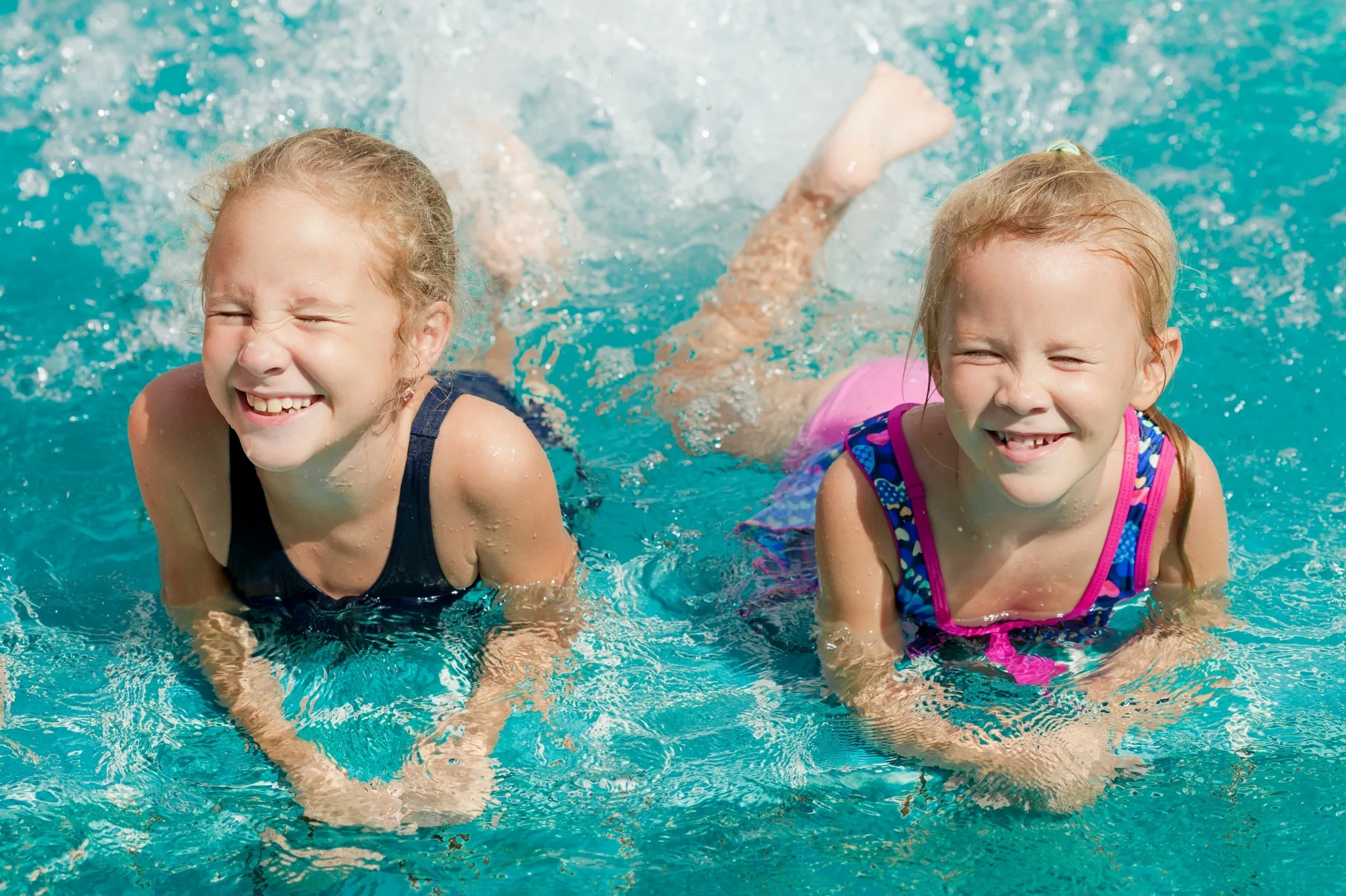 4907 2 Mädchen liegend im Wasser