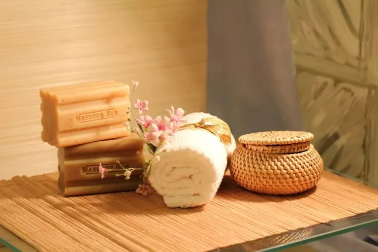 Wellness Equipment Massage-Bar, Handtuch und Korb auf Rattanmatte