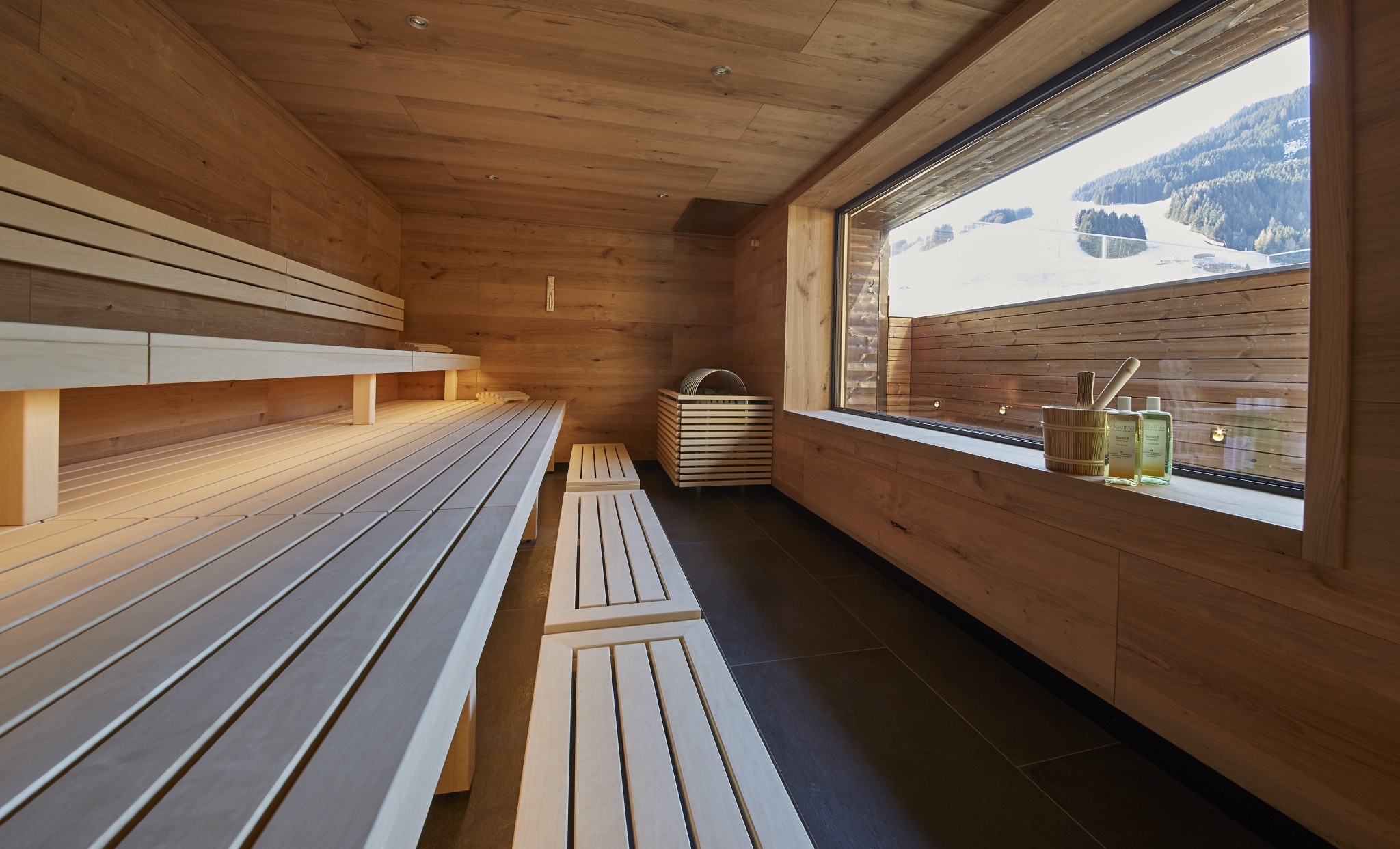 Sauna aus Holz mit Panorama-Fenster