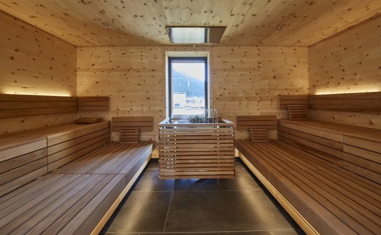 Panorama Sauna im Spa Panoramasauna aus Holz mit einem Saunaofen in der Mitte