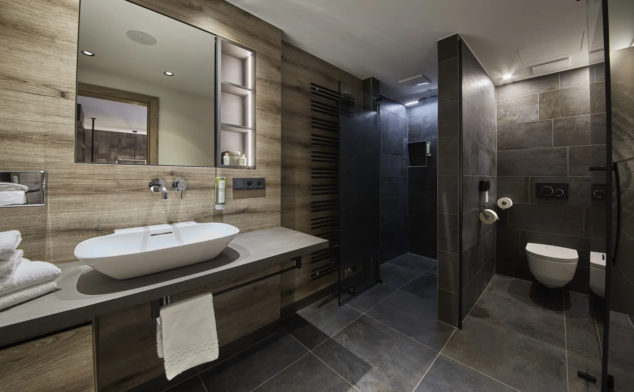 5715 Bad mit Waschbecken, Dusche und WC im Doppelzimmer Hochalm