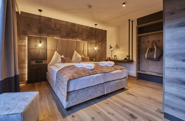Doppelbett im Doppelzimmer Hochalm Doppelzimmer Hochalm Doppelbett und Garderobe