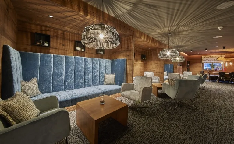 Lounge im Barbereich Die modern ausgestattete Lounge mit Eckbänken, Stühlen und Tische