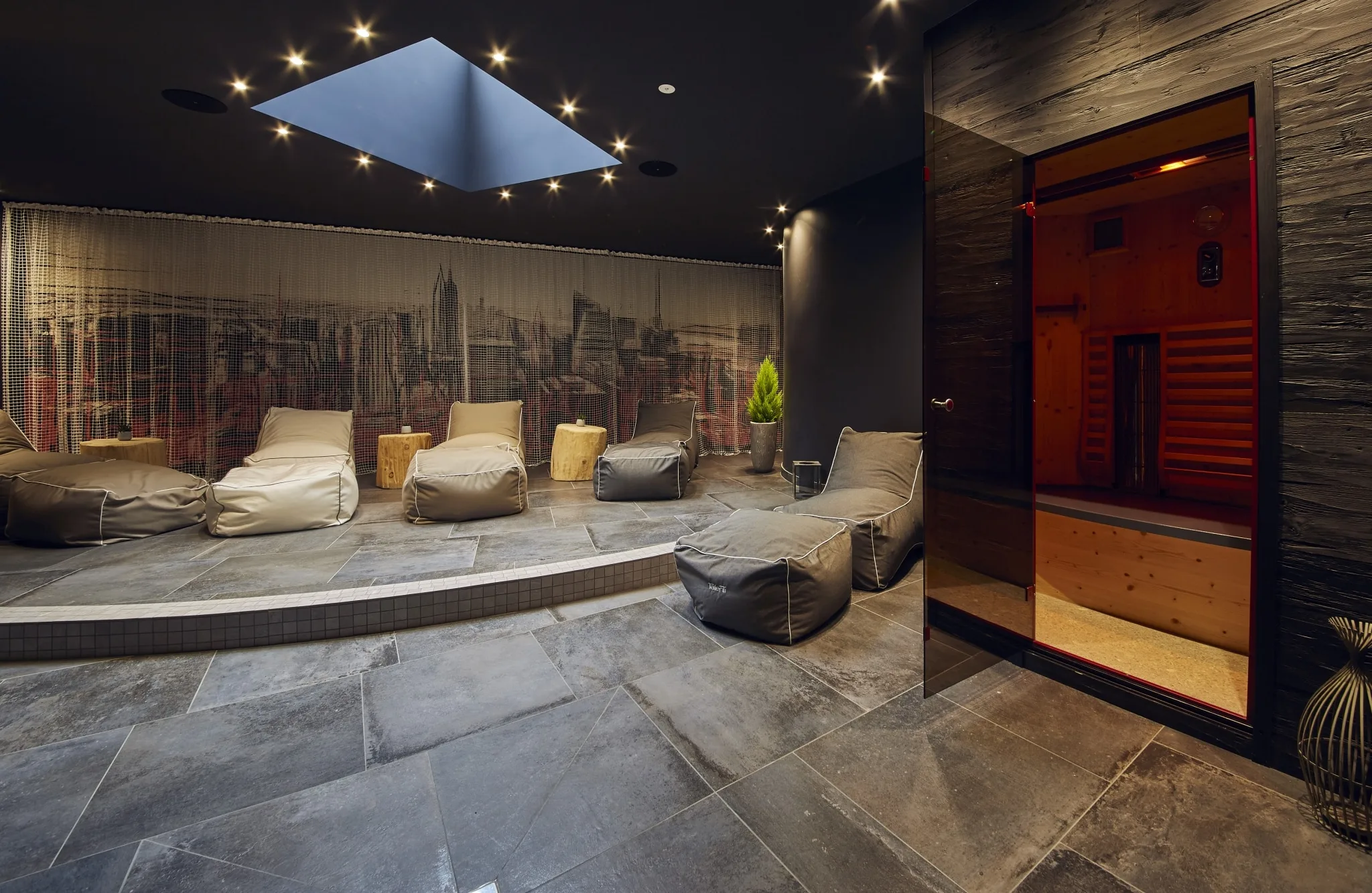 5892 Die Infrarotkabine in der Familien-Chillout-Area