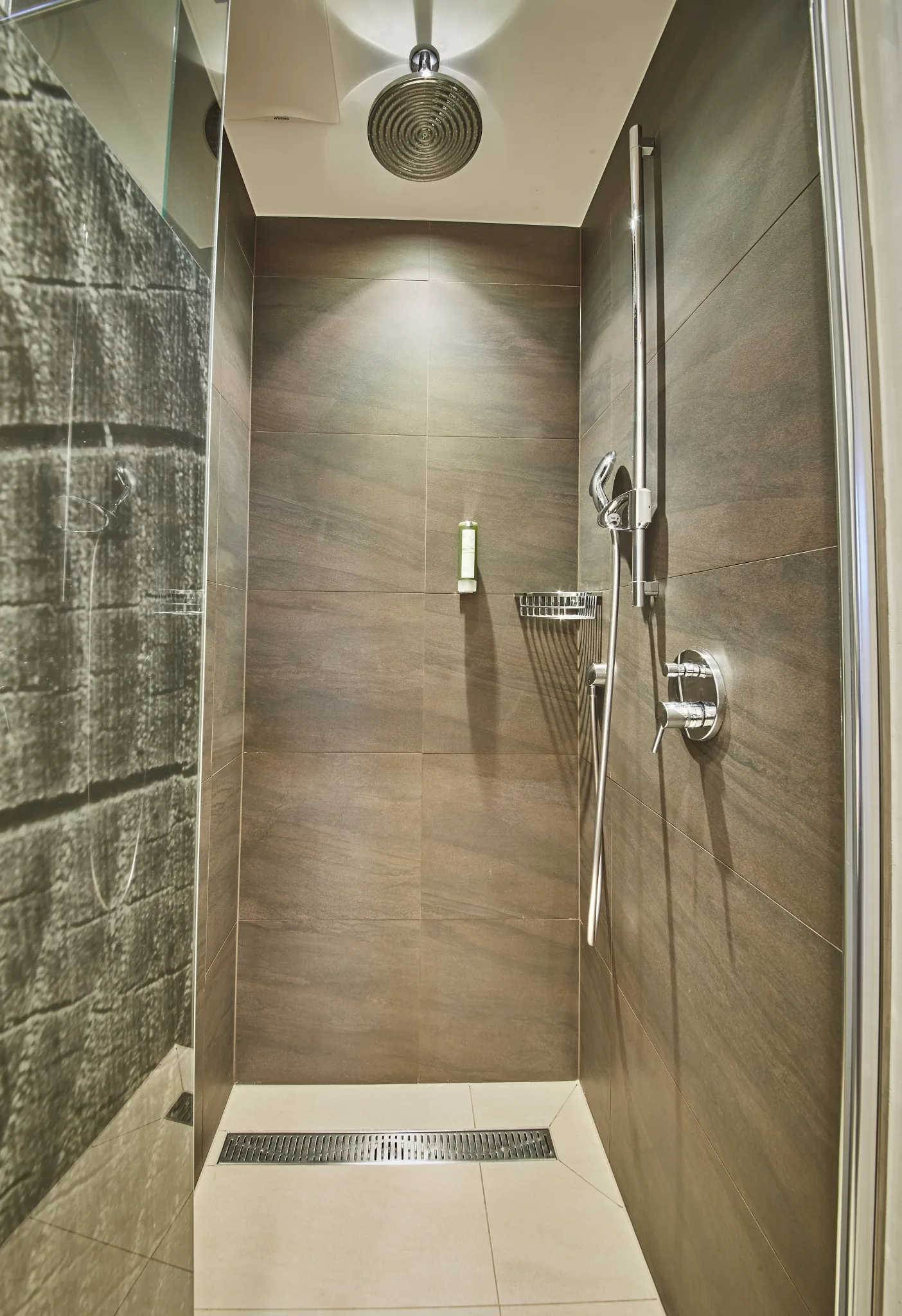 Regenwalddusche Eine Dusche mit Regenwaldduschkopf