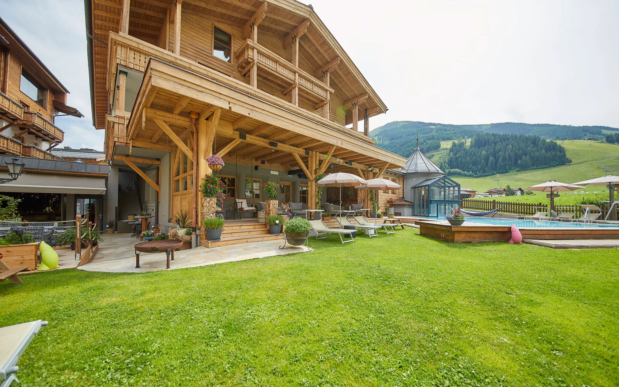 6663 Der Garten beim Außenpool mit Blumen und Liegestühlen