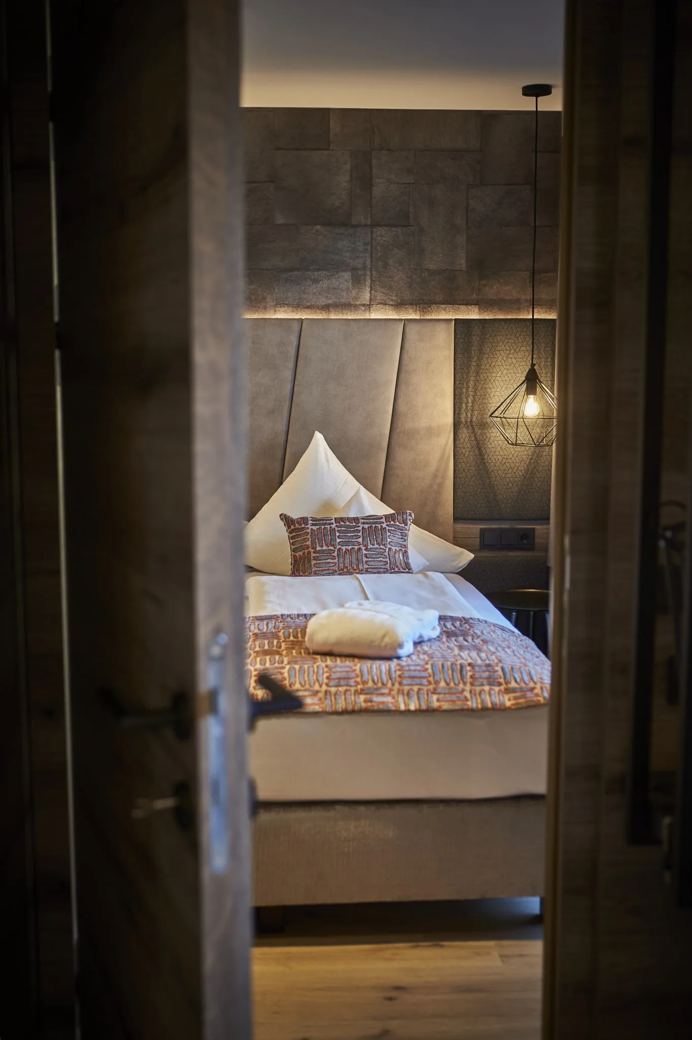 5761 Nachaufnahme vom Doppelbett mit Decken, Pölstern und einem Bademantel