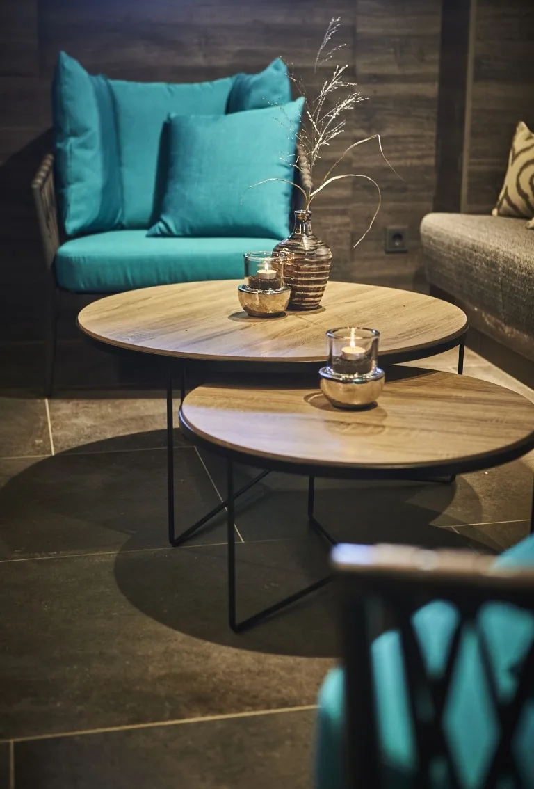 Wartebereich im Spa Tisch mit Deko im Wellness Bereich