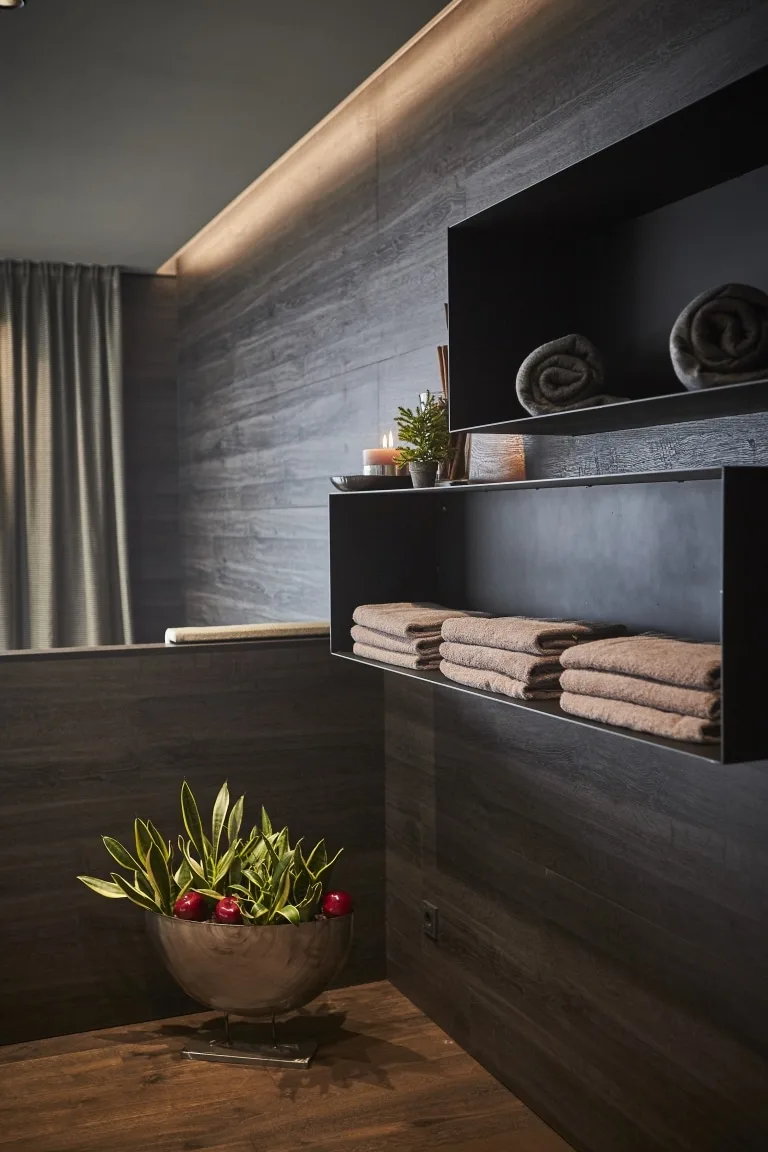 Handtücher in der Rooftop Relax Area Boxen mit Handtüchern an der Wand im SPA
